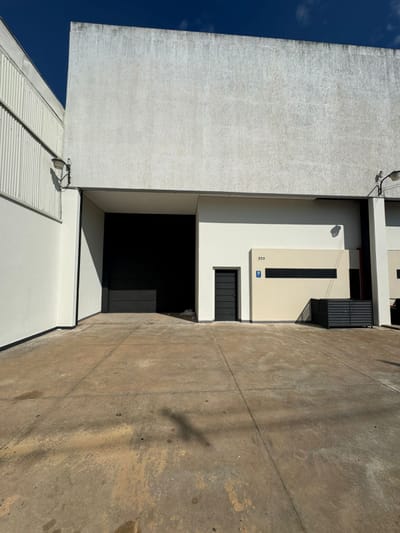 Alquilo Hermoso Y Amplio Deposito Con Oficina