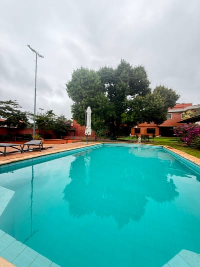 EXCLUSIVA RESIDENCIA DE LUJO EN ALQUILER C PISCINA Y CANCHA DE TENIS – ZONA BCP
