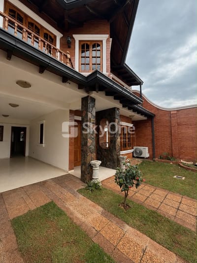 ALQUILO AMPLIA CASA EN YKUA SATI 
