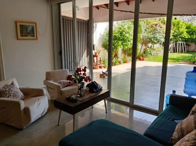VENDO MANSIÓN DE 3 NIVELES UBICADA EN FERNANDO DE LA MORA ZONA NORTE 