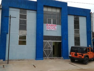 Alquilo_Amplio_Salón_con_Oficinas, sobre Radial 17 ½ (