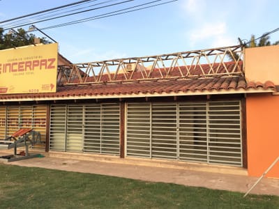 ALQUILO 2 LOCALES COMERCIALES SOBRE LA AV. SANTOS DUMONT POR EL 5º ANILLO.