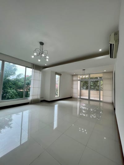 En Venta Exclusivo Penthouse De 247 M2 +2 Garajes + Baulera - Cond.tarumá