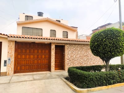 Hermosa Casa De 3 Pisos En Venta Cerca A Parque - Urb. Santa Leonor, Chorrillos