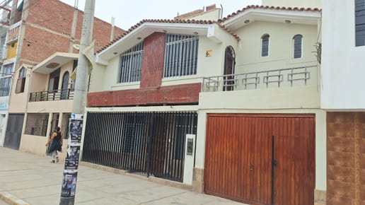 CASA DE 3 PISOS