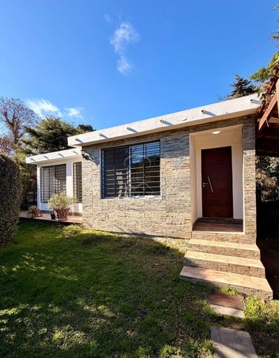 MÉDANOS DE SOLYMAR REF LY2180  Casa en alquiler (Maestra Elena Quinteros y Long Beach) a 1 cuadra de