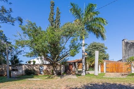 VENDO AMPLIA VIVIENDA EN BARRIO LOS LAURELES