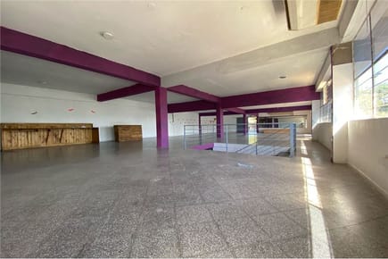 Salón Comercial / Oficina Corporativa de 300 m2 en Esquina