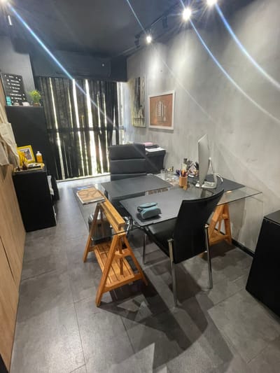 Vendo Edificio de oficinas de 3 pisos con depósitos amplios