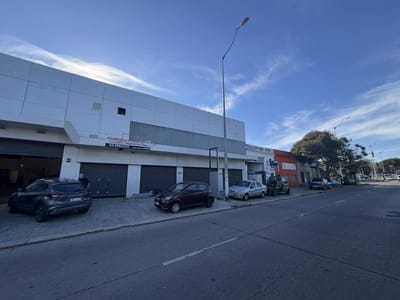 Alquiler | Importante local corporativo de 1.475 m² sobre Av. Gral. Flores