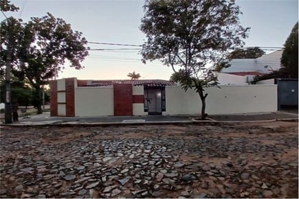En Venta Amplia Residencia en Esquina. en las Lomas Carmelitas