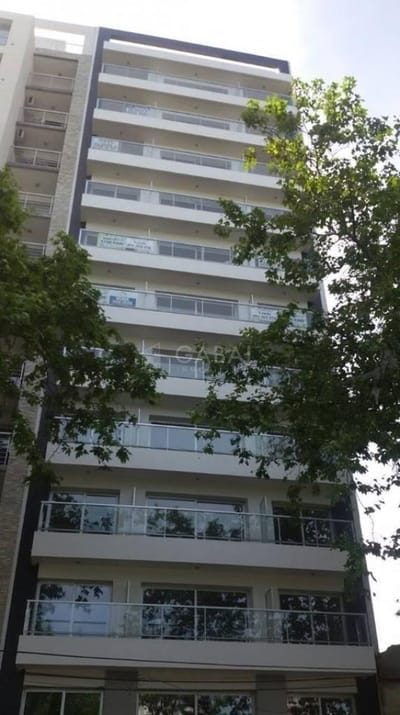 MONOAMBIENTE SOBRE AV. ITALIA CON PATIO