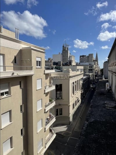EXCELENTE OFICINA EN CIUDAD VIEJA POR CERRITO