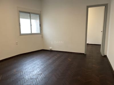 Venta en la Comercial con renta!