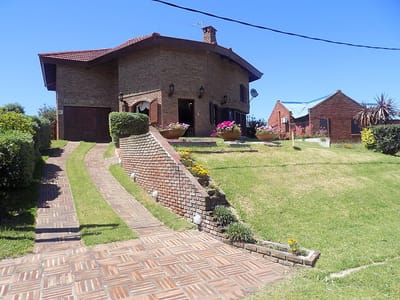 CASA PLAYA HERMOSA MALDONADO KARAMELO CA101299  3 DORMITORIOS 2 BAÑOS