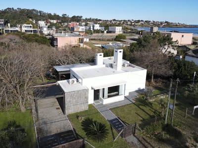 CASA PUNTA COLORADA MALDONADO LA SERENA CA200324  2 DORMITORIOS 2 BAÑOS