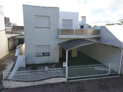 CASA CENTRO MALDONADO EL ARCO CA502000  5 DORMITORIOS 3 BAÑOS