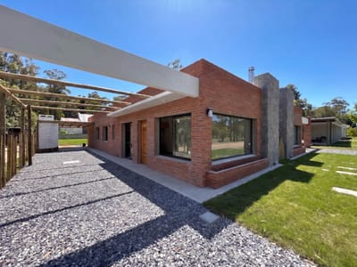 CASA PUNTA COLORADA MALDONADO GRAMADO CA502803  3 DORMITORIOS 2 BAÑOS