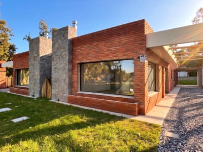 CASA PUNTA COLORADA MALDONADO CANELA CA502827  3 DORMITORIOS 2 BAÑOS