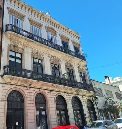 LOCAL CIUDAD VIEJA MONTEVIDEO LOCAL COMERCIAL LO502958  0 DORMITORIOS 2 BAÑOS