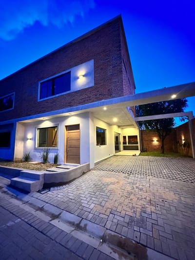 VENDO HERMOSA CASA EN BARRIO CERRADO - LAMBARE