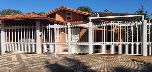 VENDO CHALET EN MBURUCUYA  - AV PRIMER PRESIDENTE