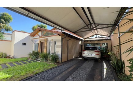 VENDO AMPLIA CASA EN SAN LORENZO CON PISCINA