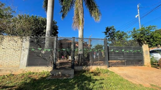 VENDO AMPLIA CASA EN LUQUE