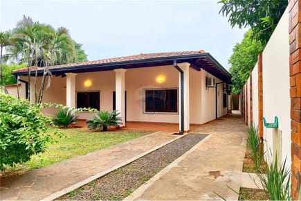 AMPLIA CASA CON EXCELENTE UBICACION