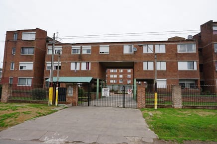 Apartamento muy bien ubicado en Barrio Lezica ( a 2 cuadras de la Avenida ) buen estado de conservación