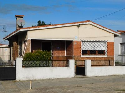 BAJÓ DE PRECIO !! Hermoso chalet de tejas con garage para 5 autos ( posibilidad de 2° vivienda )