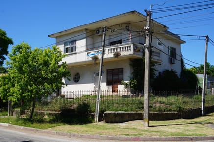 Buena casa de alto de 2 con posibilidad de 3 dormitorios ubicada a mts de Cno Edison e Instrucciones