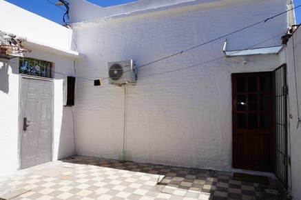 Casa desarrollada en 2 plantas con garage y entrada por 2 calles en El Cerro de Montevideo