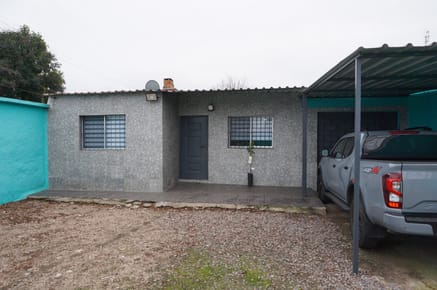 Casa 4 dormitorios 2 baños cochera y lugar para varios autos en Conciliación
