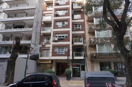 Lindo monoambiente al frente con amplia cocina independiente en Plaza Gomensoro