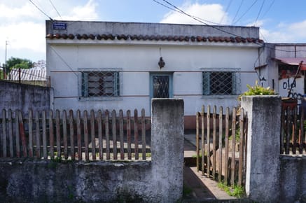 Familia o Inversor ! Buena casa y 2 apartamentos con entradas independientes en Peñarol