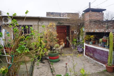 Linda casita al frente de 2 dormitorios con garaje en Colón, sobre la Av. Manuel Fortet