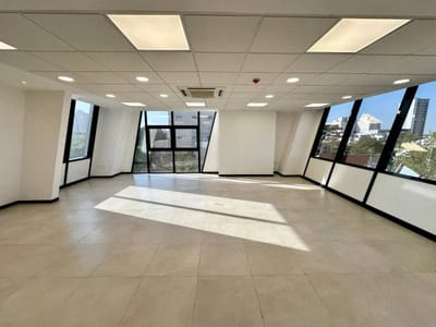 Amplia OFICINA EQUIPADA a Estrenar en Alquiler con buena ubicación comercial