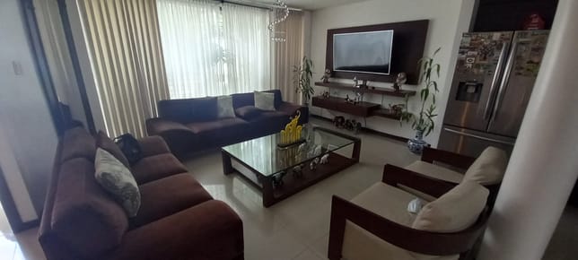 EN VENTA HERMOSA Y AMPLIA CASA MINIMALISTA EN ZONA NORTE ENTRE 2DO Y 3ER ANILLO