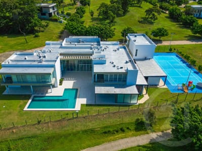 Casa en Venta De Lujo En Urubo Golf 2