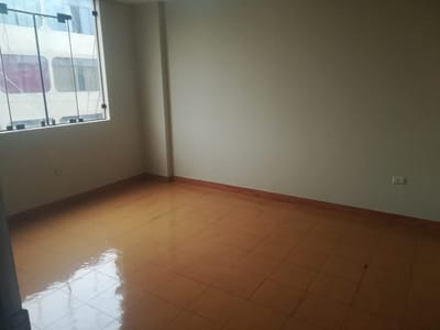 Alquiler Amplia Habitación con Baño en comas