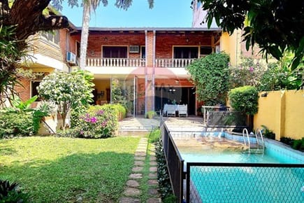 Casa de 6 Dormitorios con Piscina en Asunción sobre la Av Sacramento 