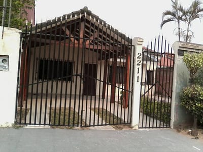 CASA DE TRES DORMITORIO Y DEMAS DEPENDENCIAS