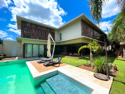 EXCLUSIVA RESIDENCIA EN VENTA CON 5 HABITACIONES EN SUITE - Bo. MBURUCUYA