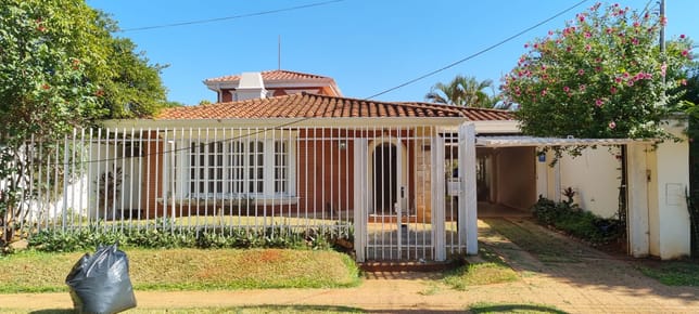 VENDO CASA DE 4 DORMITORIOS A PASOS DEL CENTRO PARAGUAYO JAPONES.