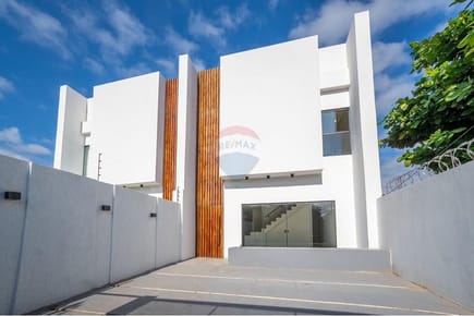 VENDO AMPLIO DUPLEX EN LOMA MERLO