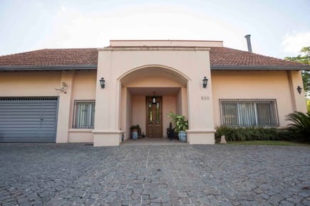 EN VENTA RESIDENCIA DE 5 HABITACIONES SOBRE LA AVDA DEL YATCH LAMBARE 
