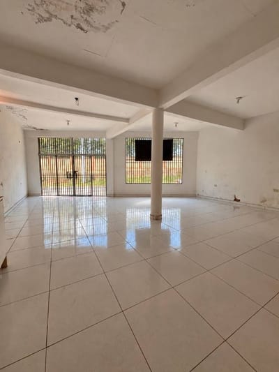 SALÓN COMERCIAL + VIVIENDA | 569 M² DE TERRENO | LUQUE – YCUÁ DURÉ 