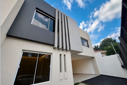 Lujosa Residencia de 5 Dormitorios en Asunción, Mburucuyá