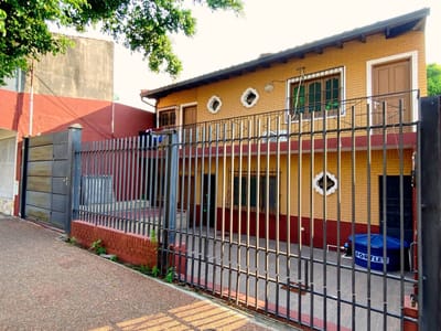 CASA EN VENTA  LAMBARÉ  a cuadras del Súper 6 